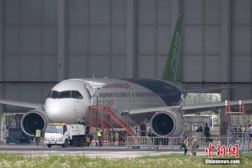 5月4日，一架國產(chǎn)大飛機(jī)C919在機(jī)庫內(nèi)做首飛前最后的準(zhǔn)備。中新社記者 張亨偉 攝
